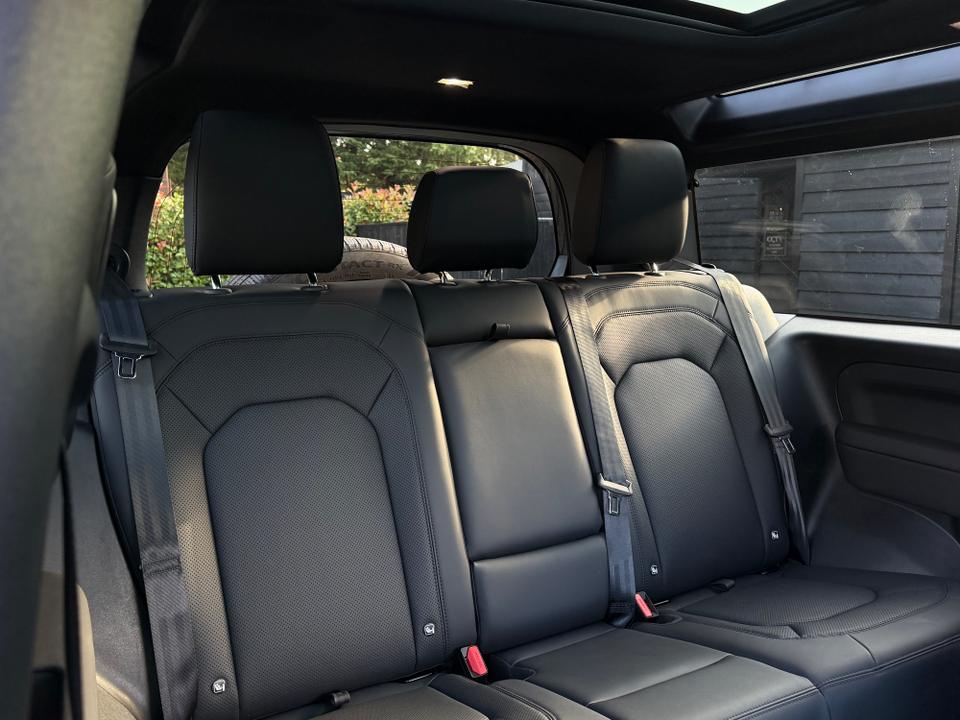 Land Rover Defender 90 photo 15