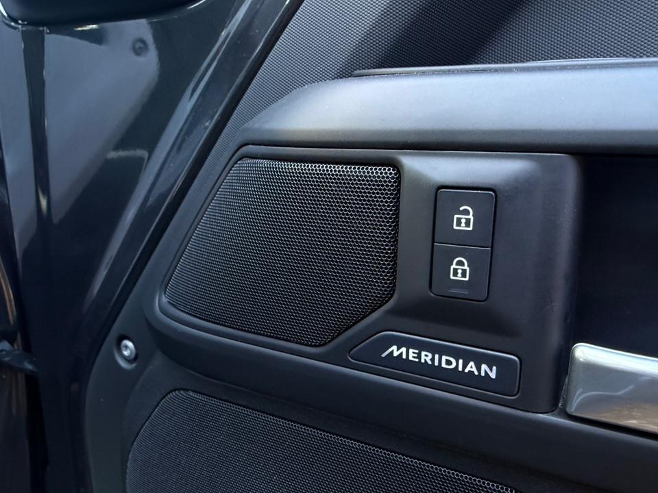 Land Rover Defender 90 photo 16