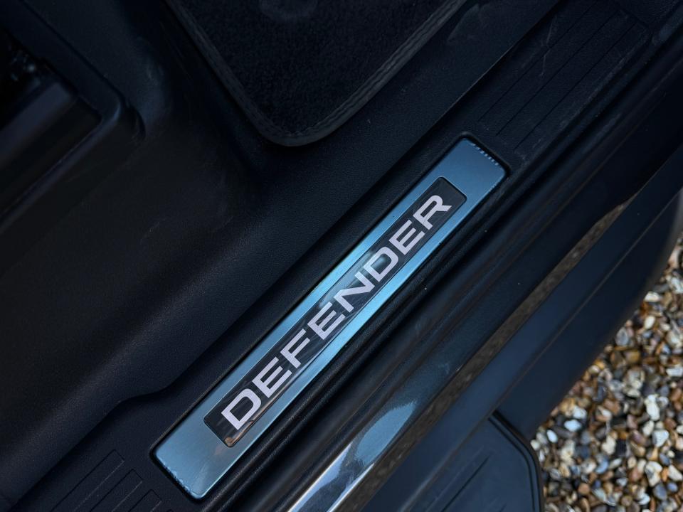 Land Rover Defender 90 photo 17