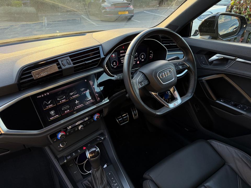 Audi Q3 photo 11