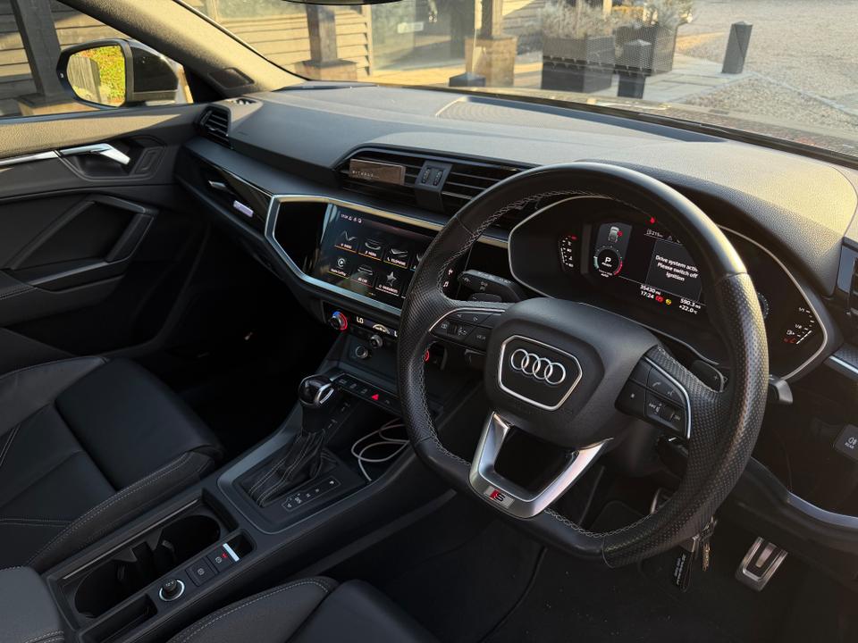 Audi Q3 photo 13