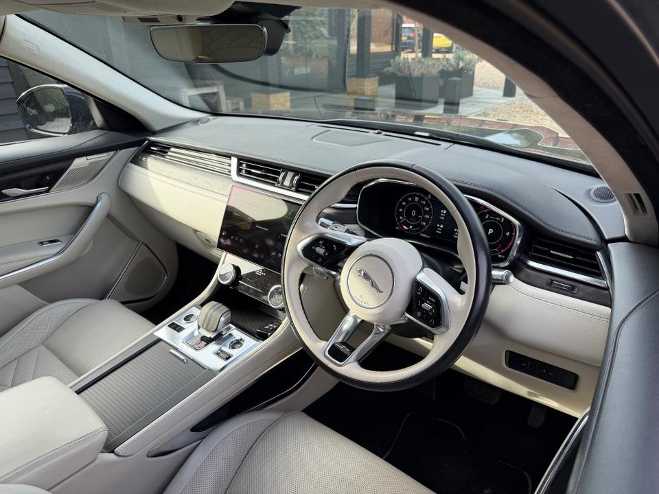 Jaguar F-PACE photo 7