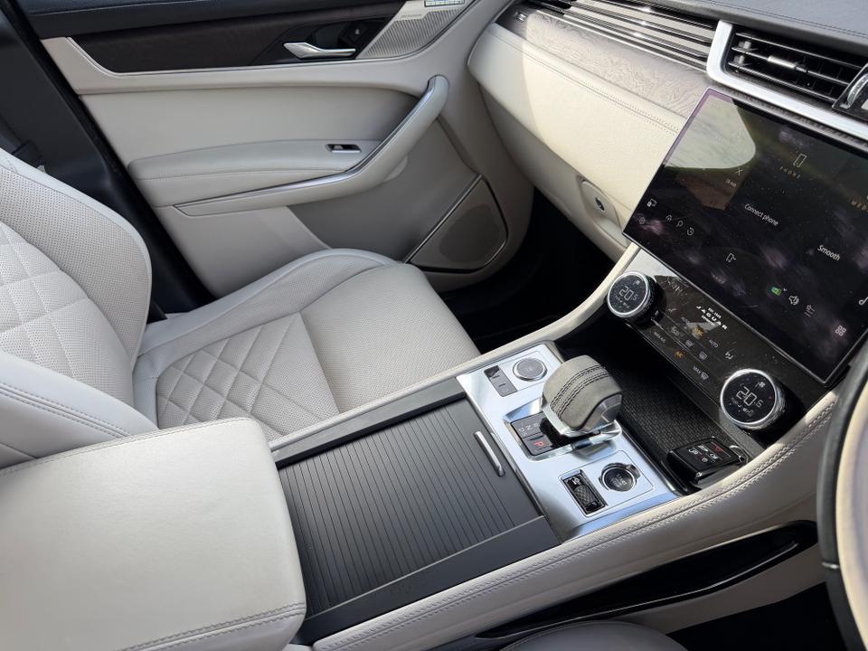 Jaguar F-PACE photo 10