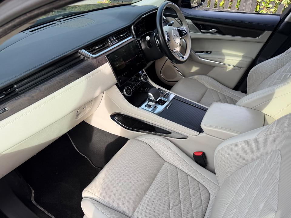 Jaguar F-PACE photo 11