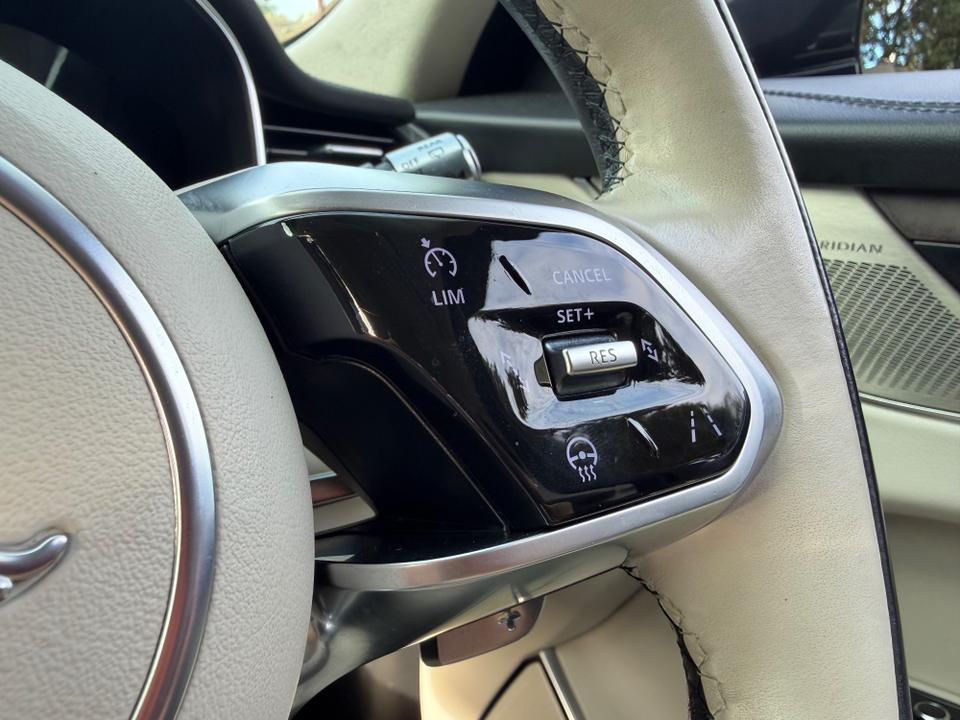 Jaguar F-PACE photo 12