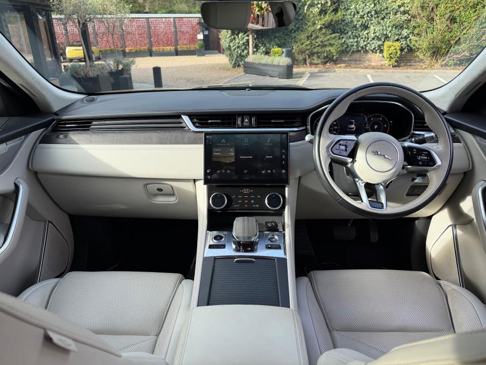 Jaguar F-PACE photo 13