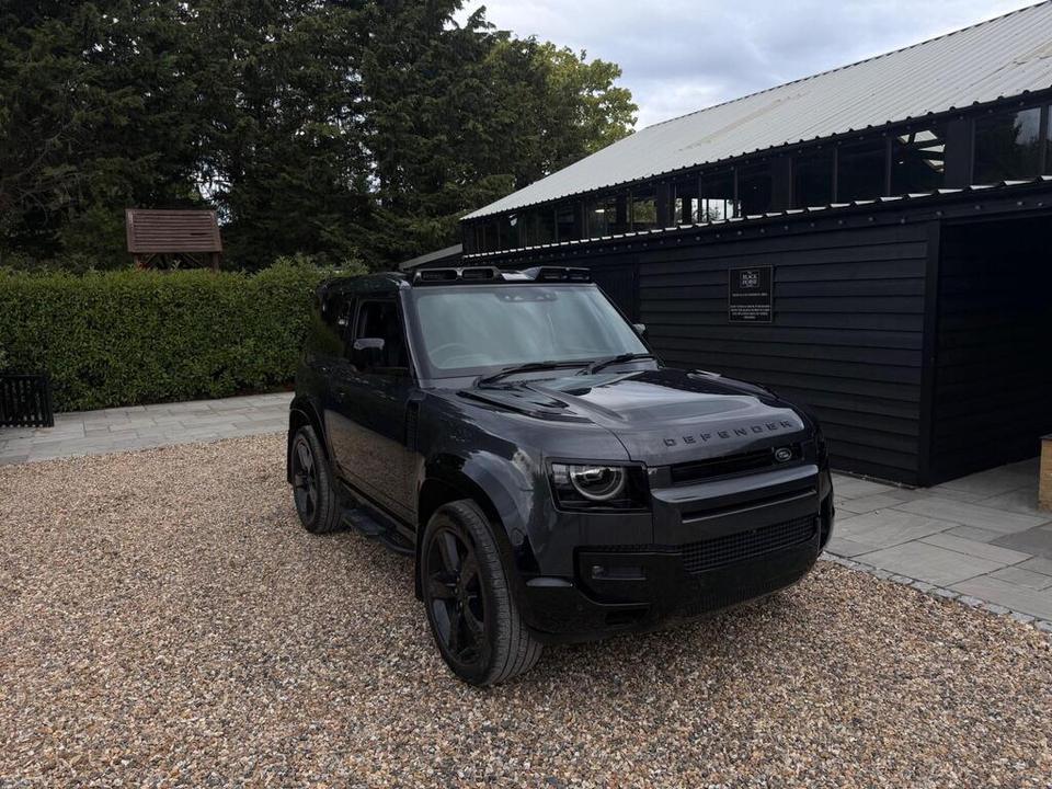 Land Rover Defender photo 1