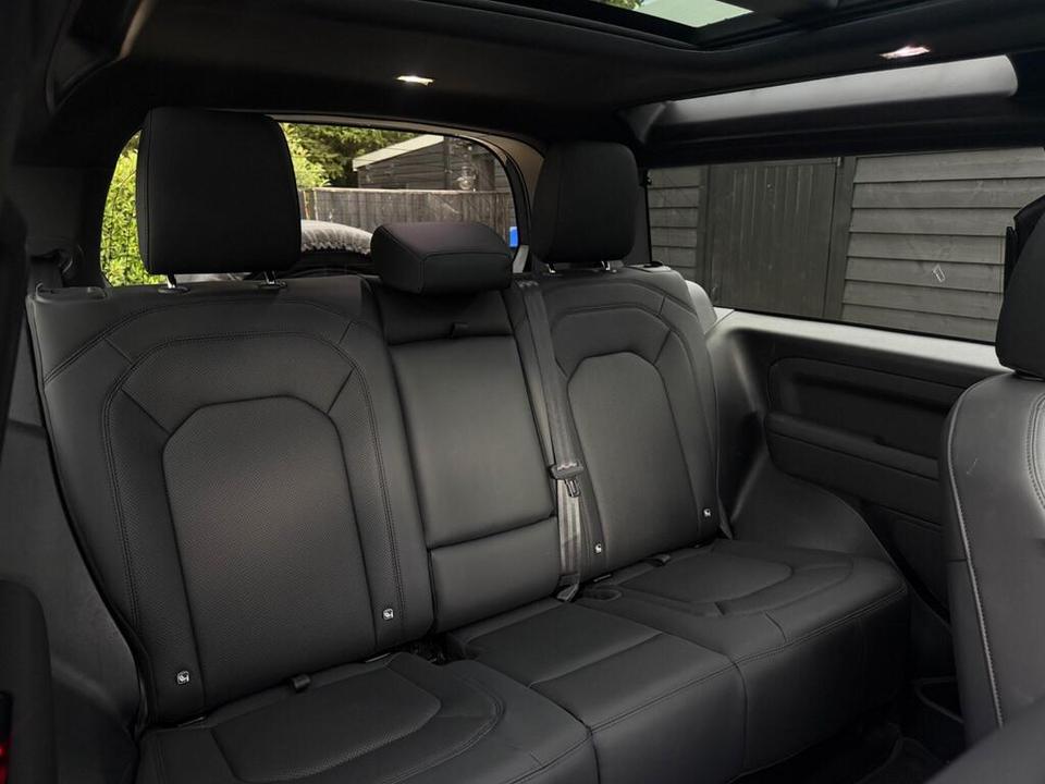 Land Rover Defender photo 8