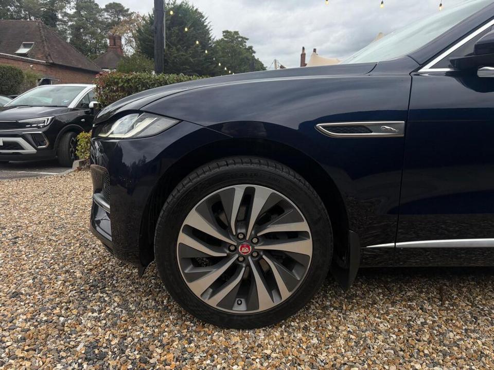 Jaguar F-PACE photo 7