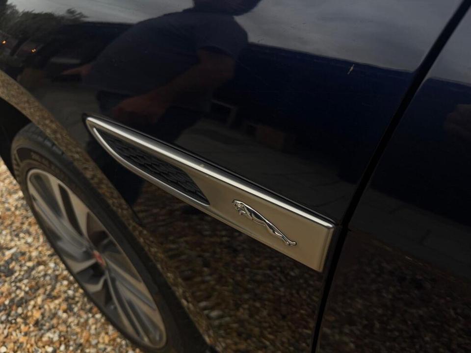 Jaguar F-PACE photo 8