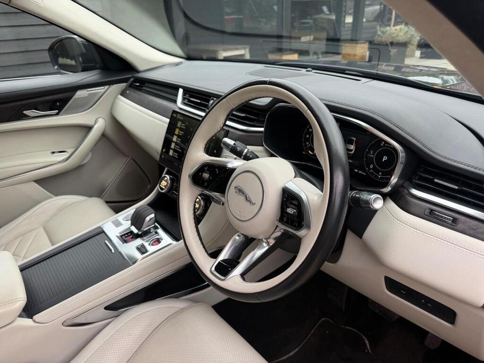 Jaguar F-PACE photo 9