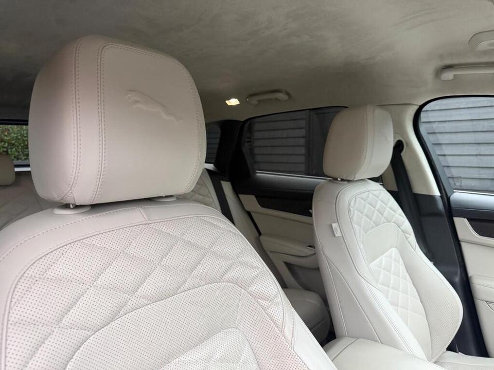 Jaguar F-PACE photo 10