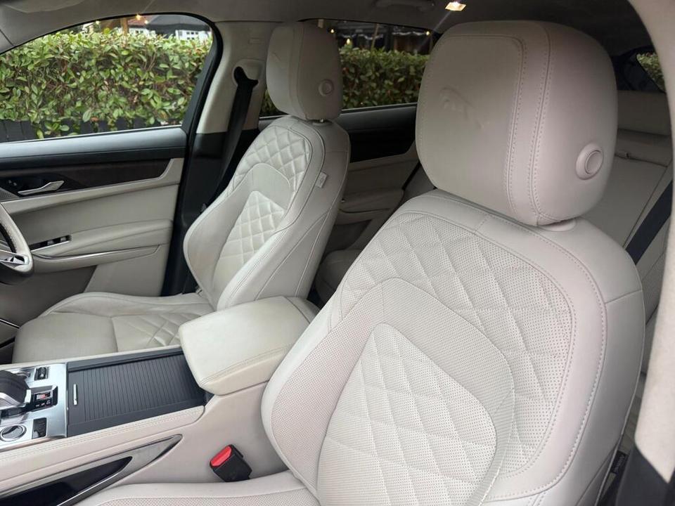 Jaguar F-PACE photo 11