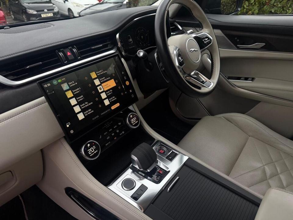 Jaguar F-PACE photo 12