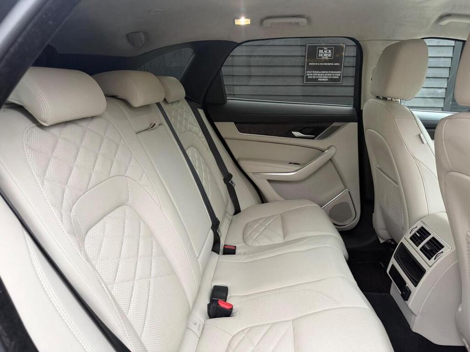 Jaguar F-PACE photo 14